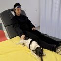Hund ligger op ad forsøgsperson med neuro-imaging udstyr