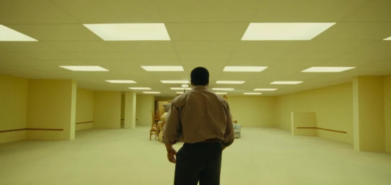 Efter kæmpe biografsucces sker det endelig: A24-hittet “Backrooms” får streamingdato