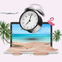 Tilbage fra ferien - laptop med sand i og foto af en dejlig sandstrand, men hvor et vækkeur ringer faretruende i forgrunden