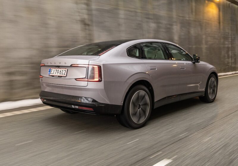 Volvo ES90 Single Motor Extended Range - Ultra Aurora Silver bagfra kørende