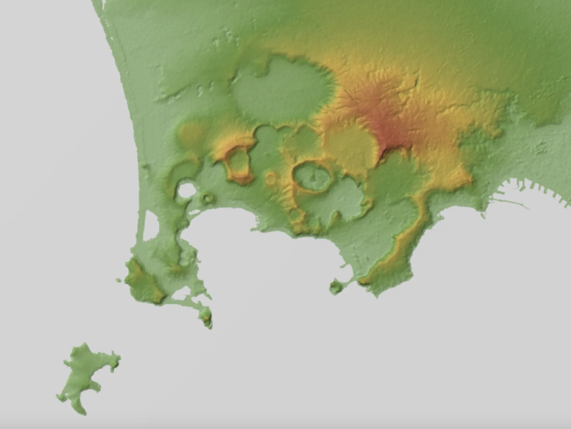 Et topografisk kort over Campi Flegrei, hvor flere store kratere tydeligt ses. Napoli Havn ligger yderst til højre i billedet.